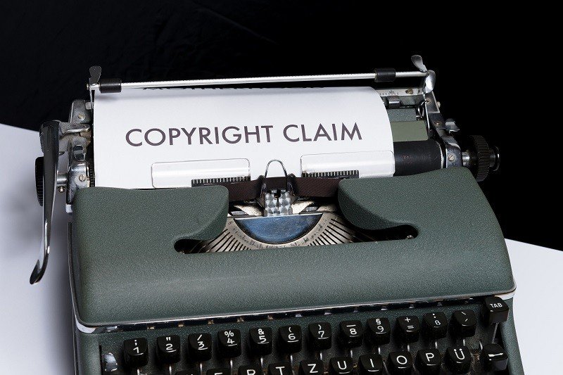 Máquina de escribir con hoja en la que se lee: copyright claim.
